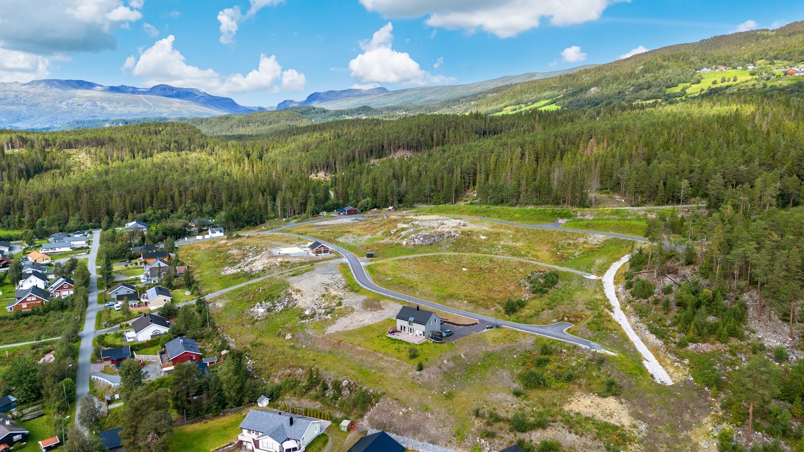 Ryfoss er et godt utgangspunkt med tanke på jobb og fritid da man har ca. halvtimes kjøring til Fagernes, Heggenes, Beitostølen og Vaset Galleribilde