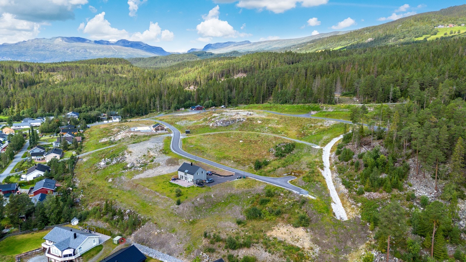 Vang ligger idyllisk til midt mellom Østlandet og Vestlandet. Naturen er vill og vakker med gode jakt- og fiskemuligheter samt utallige fjelltopper å bestige Galleribilde