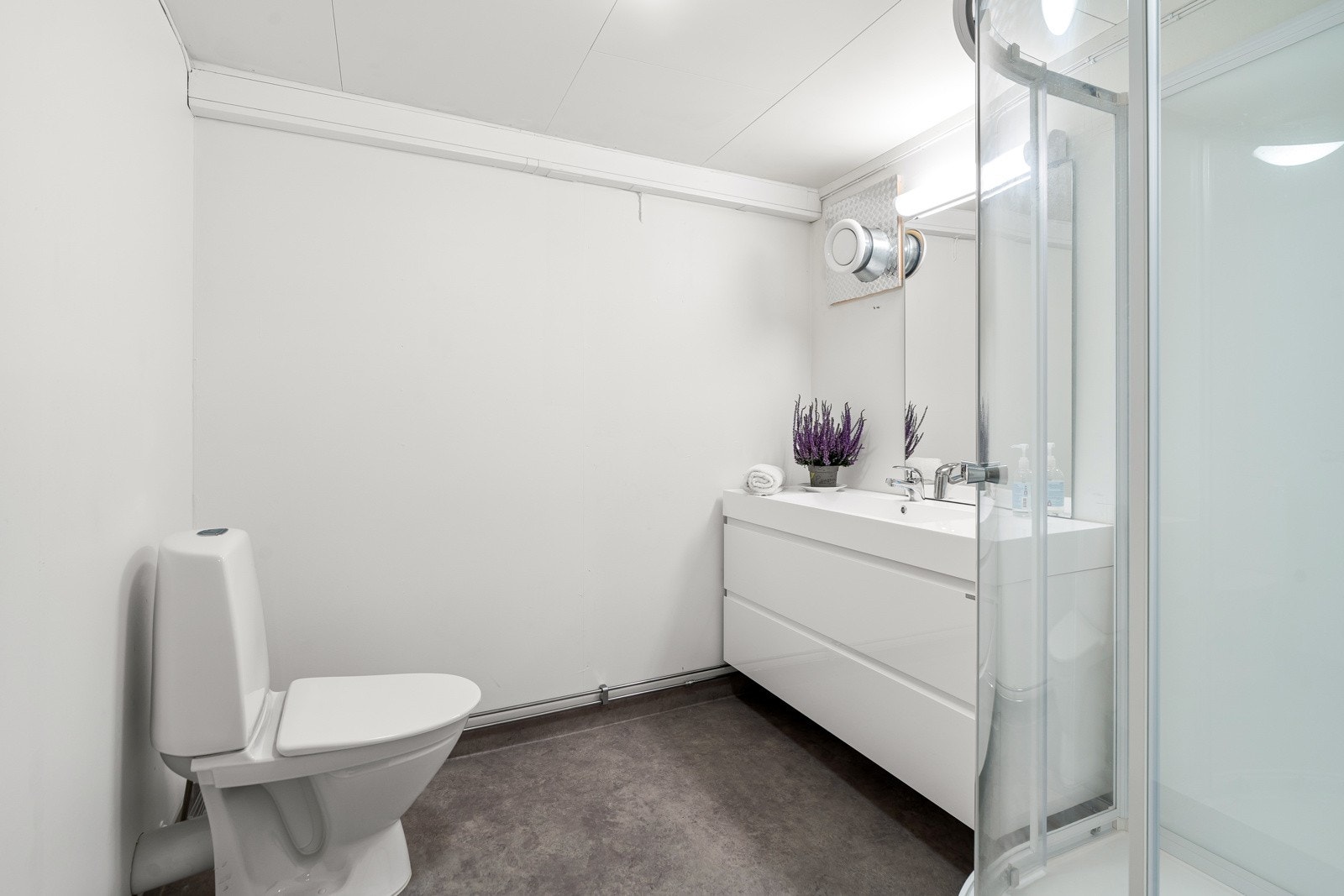Romslig bad med moderne baderomsinnredning og dusjkabinett. Galleribilde