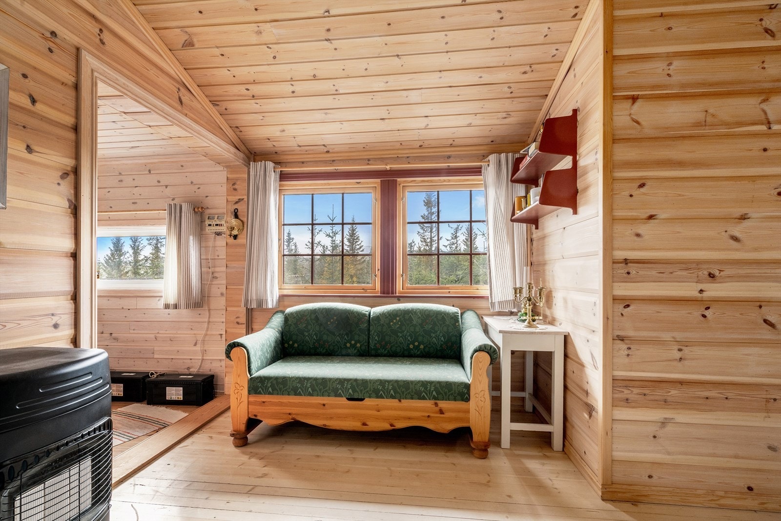 Hytta har en romslig stue. Galleribilde