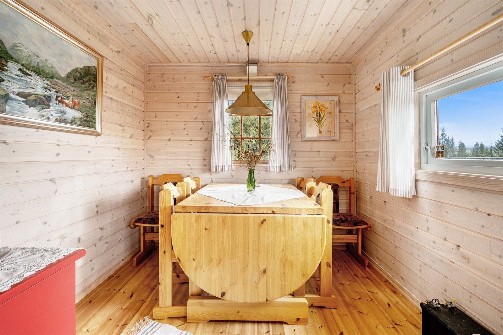 Her er det god plass til et romslig spisebord. Galleribilde