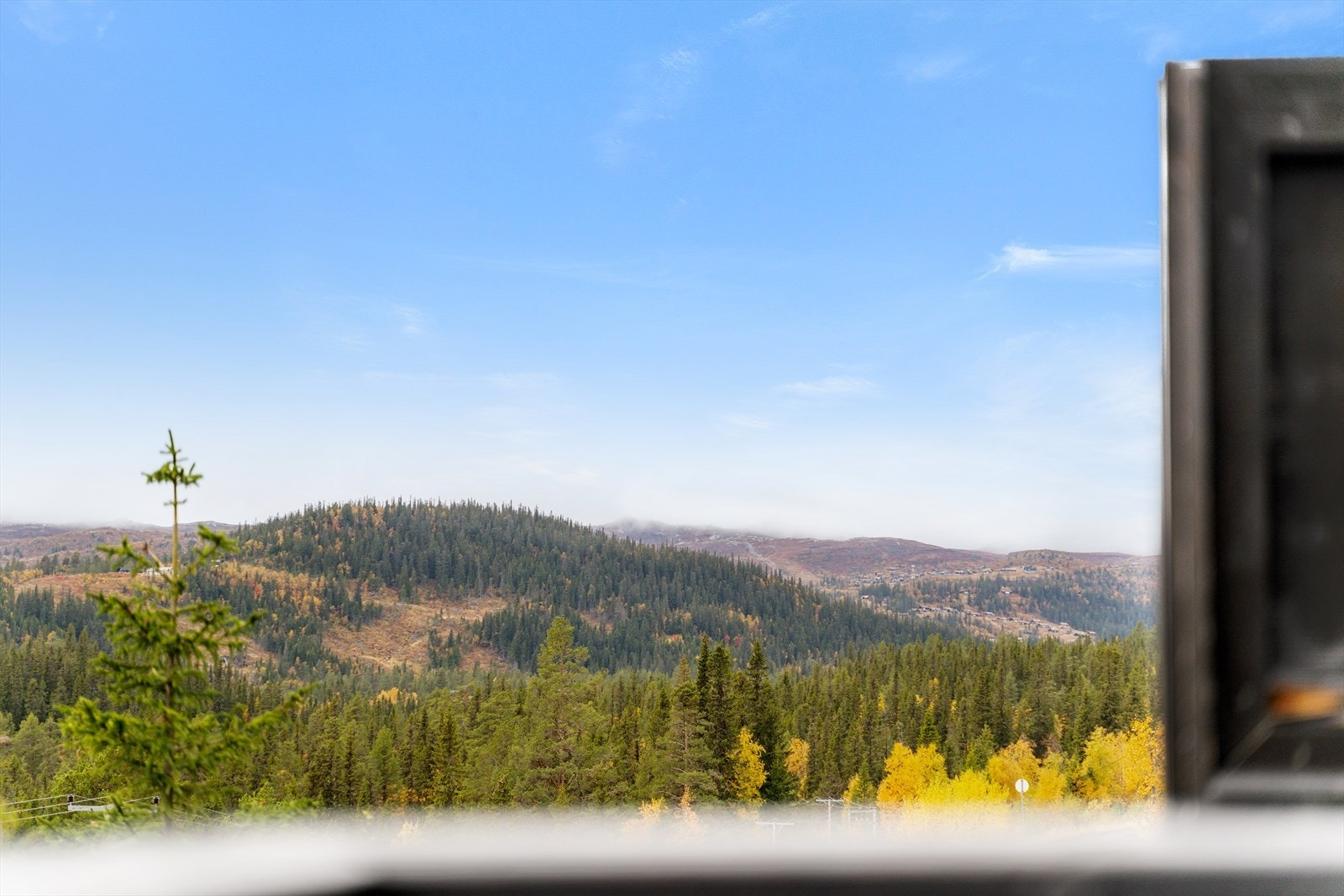Hytta ligger solrikt og usjenert til og har en stor terrasse, med fin utsikt. Galleribilde