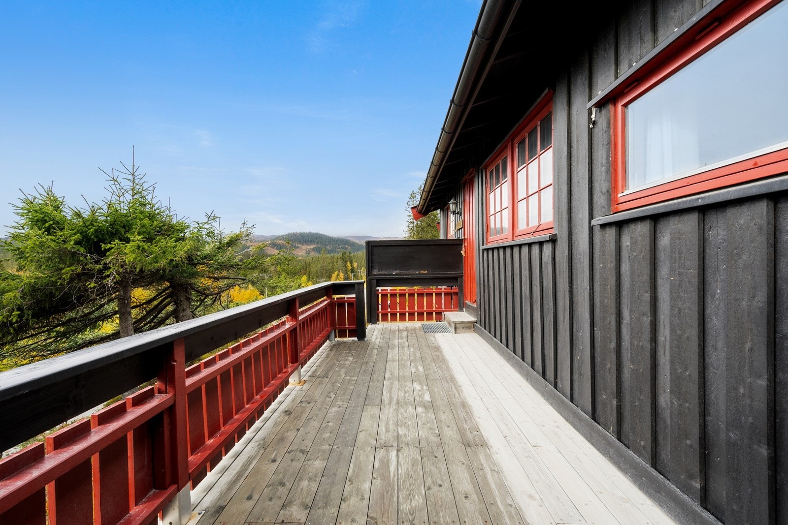 Fra terrassen er det fin utsikt. Galleribilde