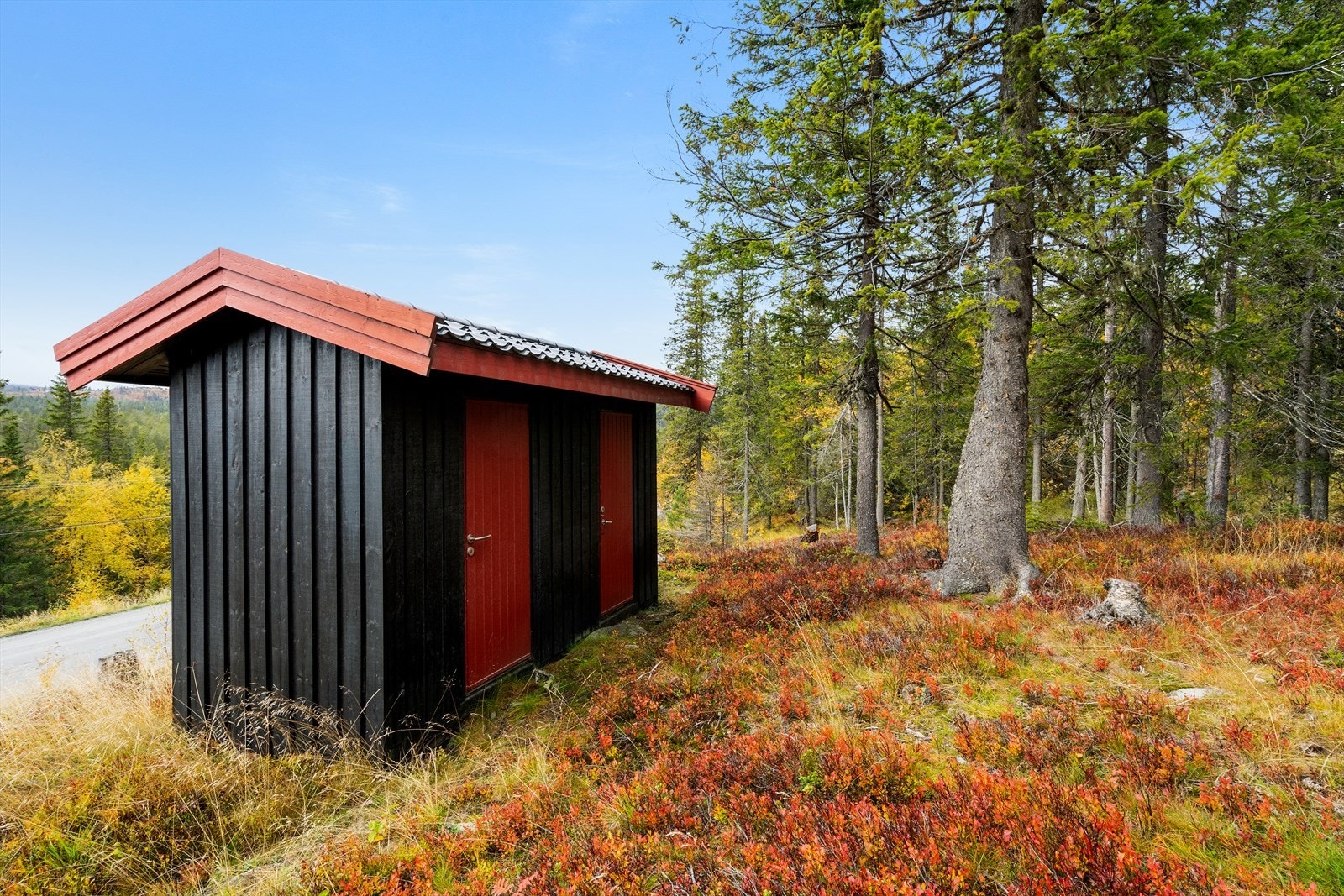 Utebod inneholder vedbod og en utedo som ble innredet i ca. 2011. Galleribilde