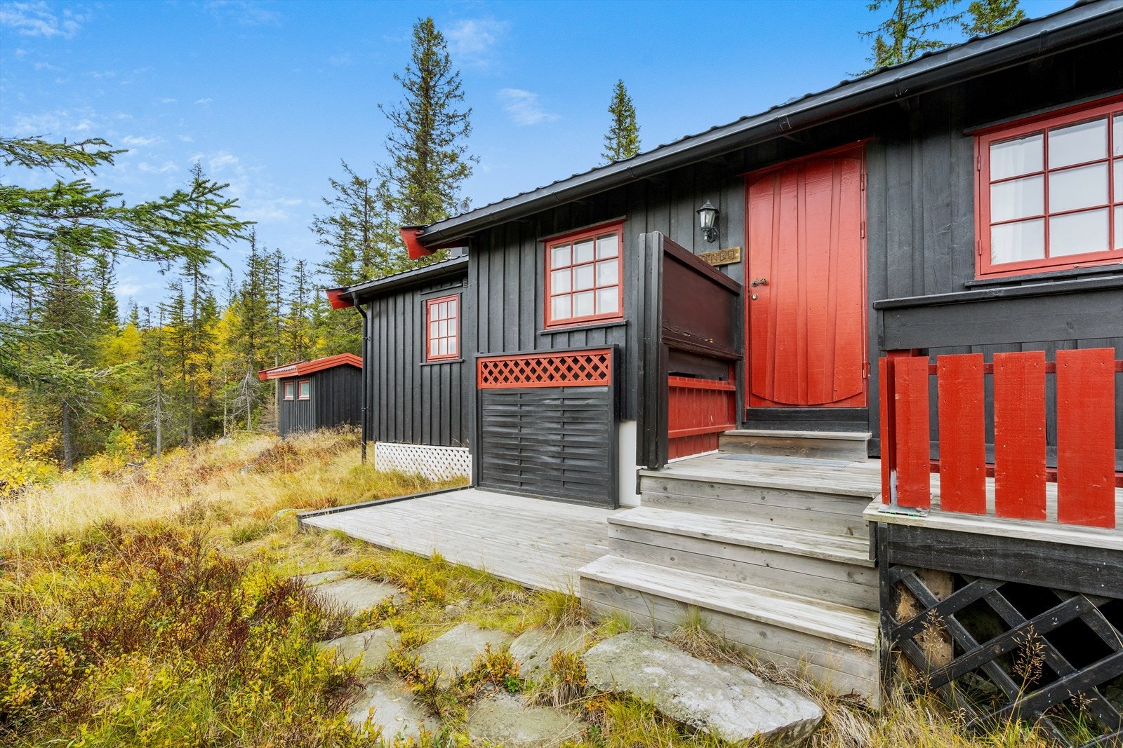 Trivelig inngangsparti med terrasse og terrasseplatting. Galleribilde