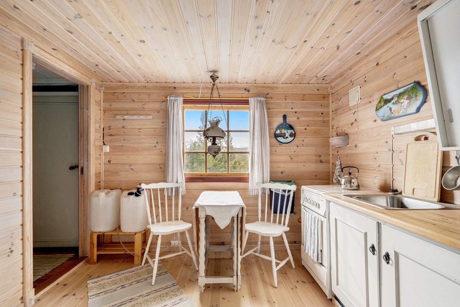 Velkommen inn! fra entréen er det adkomst til kjøkkenet. Galleribilde