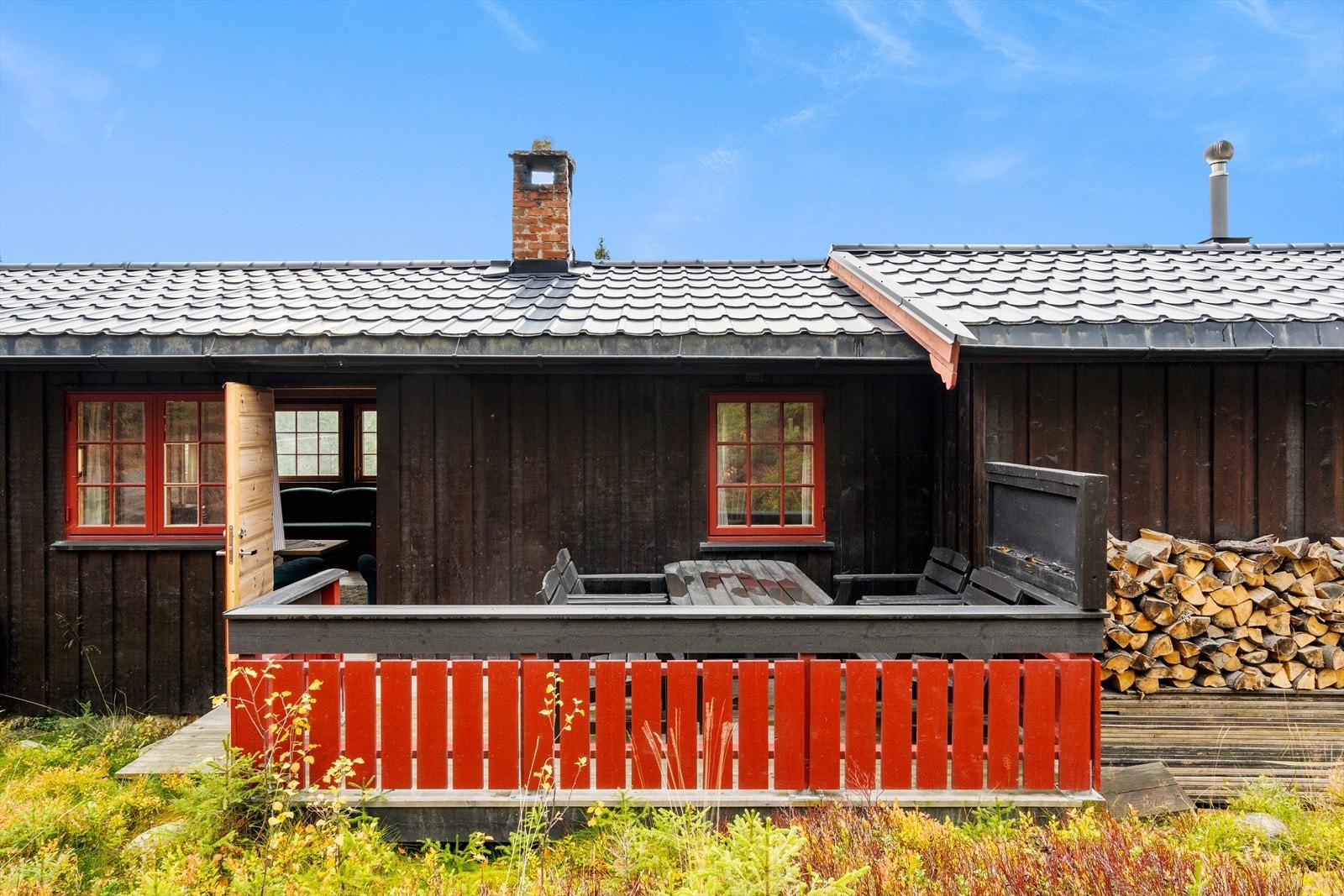 Fra stuen er det utgang til en skjermet terrasse. Galleribilde