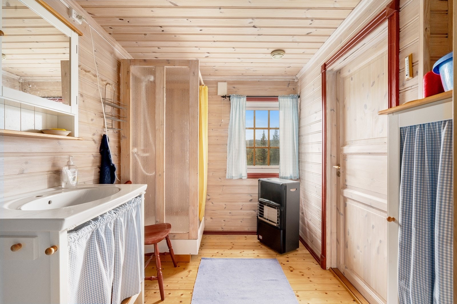 Badstellerom som er innredet med servant og dusjløsning. Galleribilde