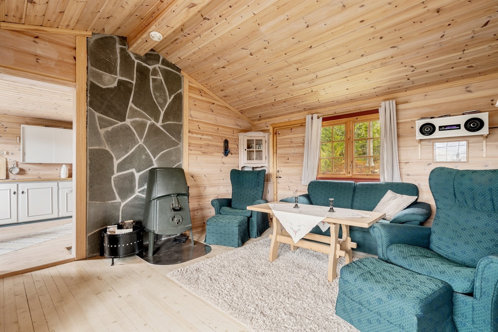 Montert varmende peisovn i stuen. Galleribilde