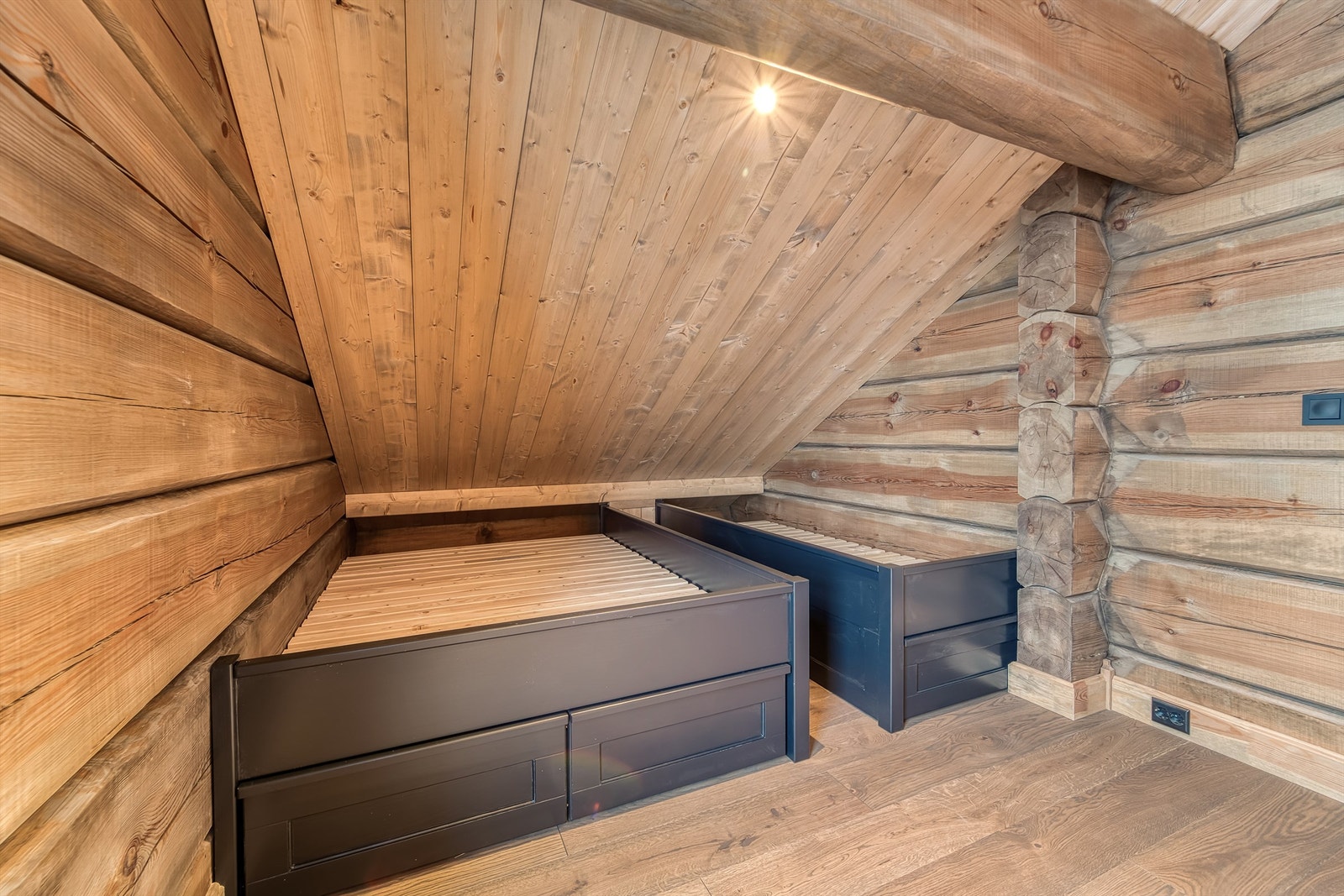 Senger med praktiske skuffer til oppbevaring Galleribilde