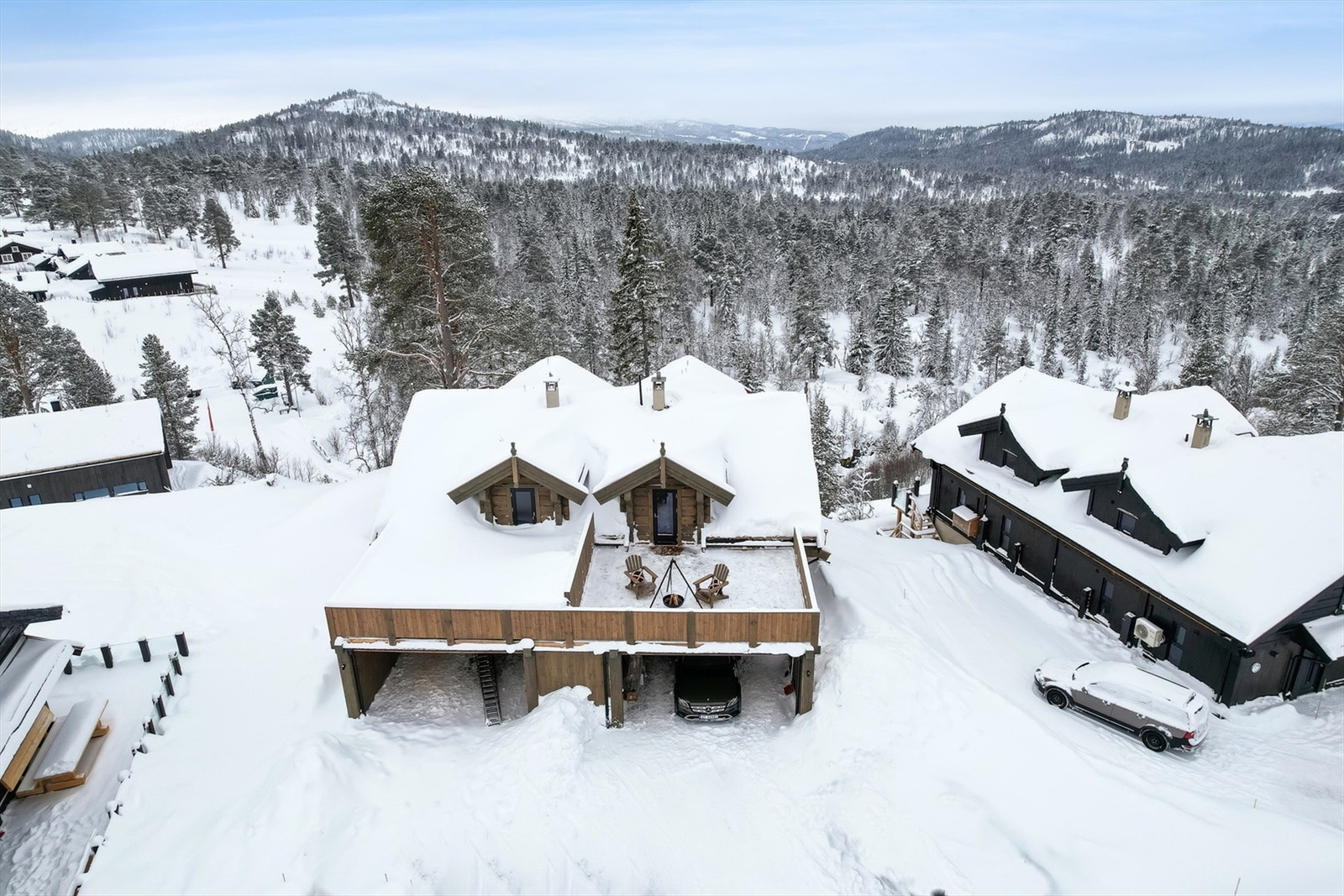 Flott terrasse over carport Galleribilde