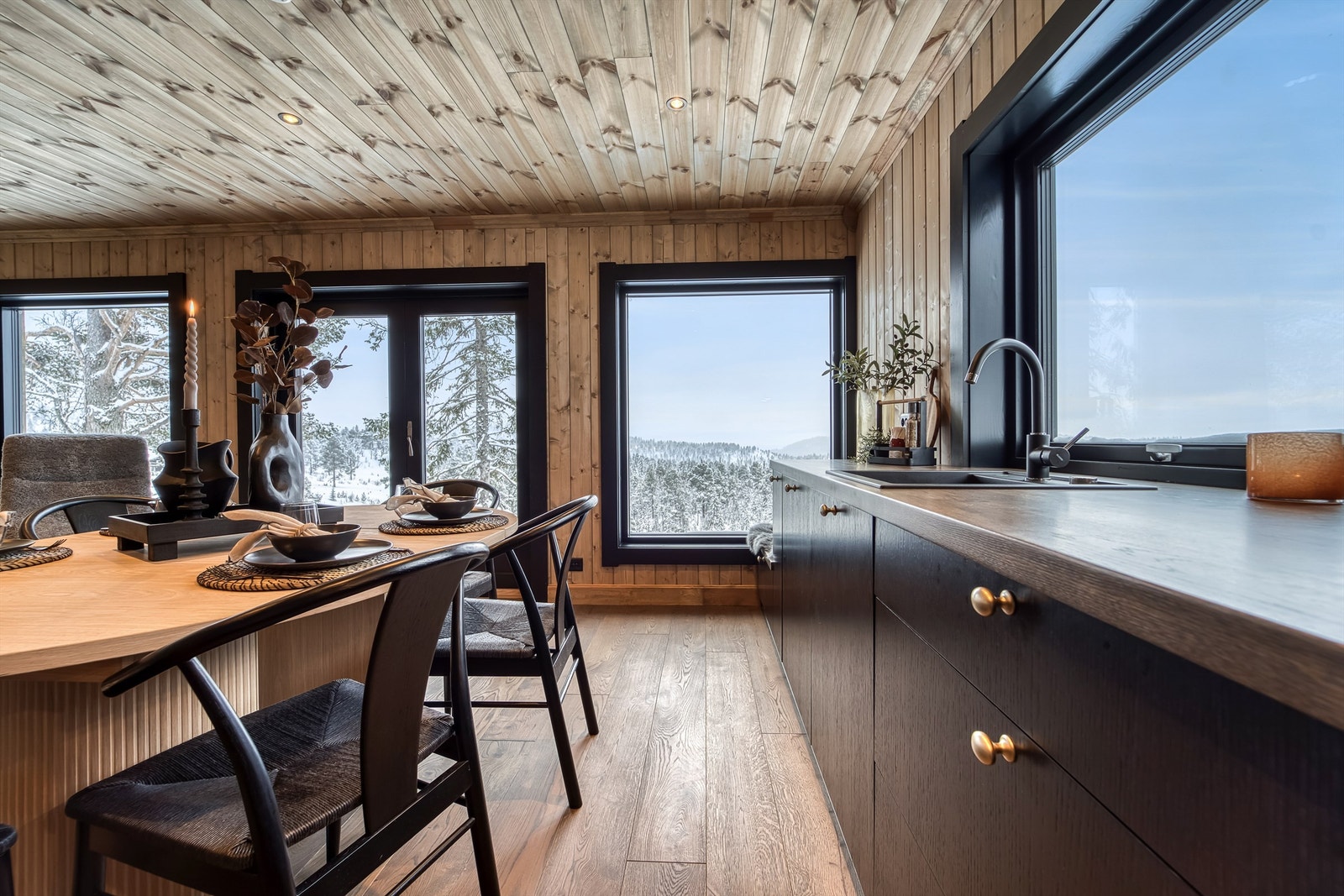 Store vindusflater som gir godt lys Galleribilde