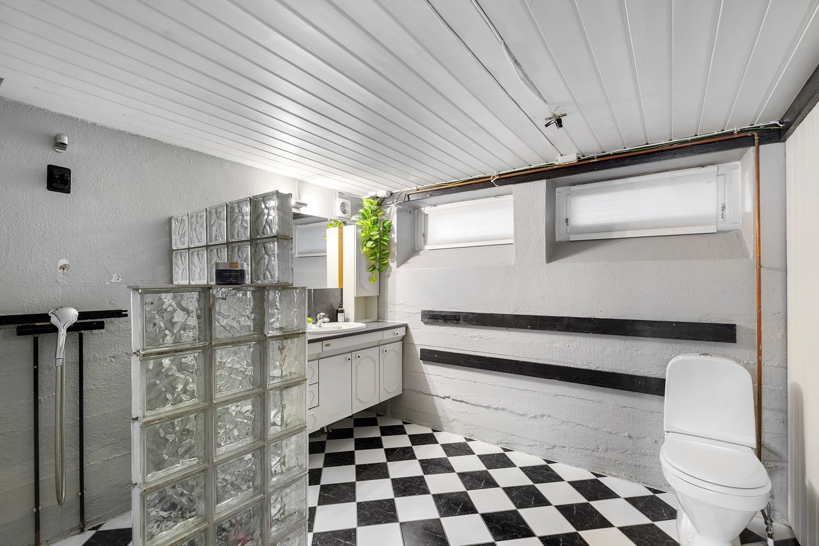 Våtrom tilknyttet rom i kjeller. Galleribilde