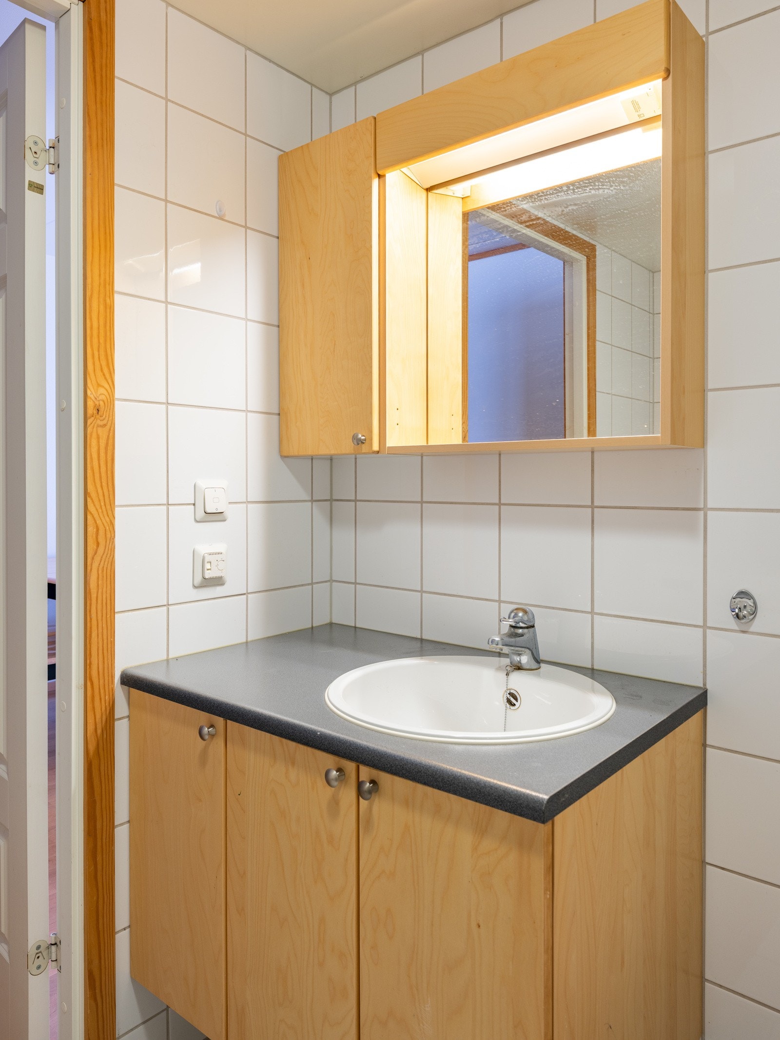 Av utstyr finnes innredning med servant og overspeil, opplegg for vaskemaskin, toalett og innfellbare dusjdører med garnityr. Galleribilde