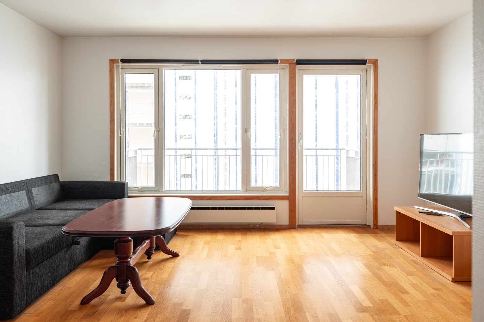 Store vindusflater som sørger for rikelig med lysinnslipp. Vinduene er med 2-lags isoler glass. Galleribilde