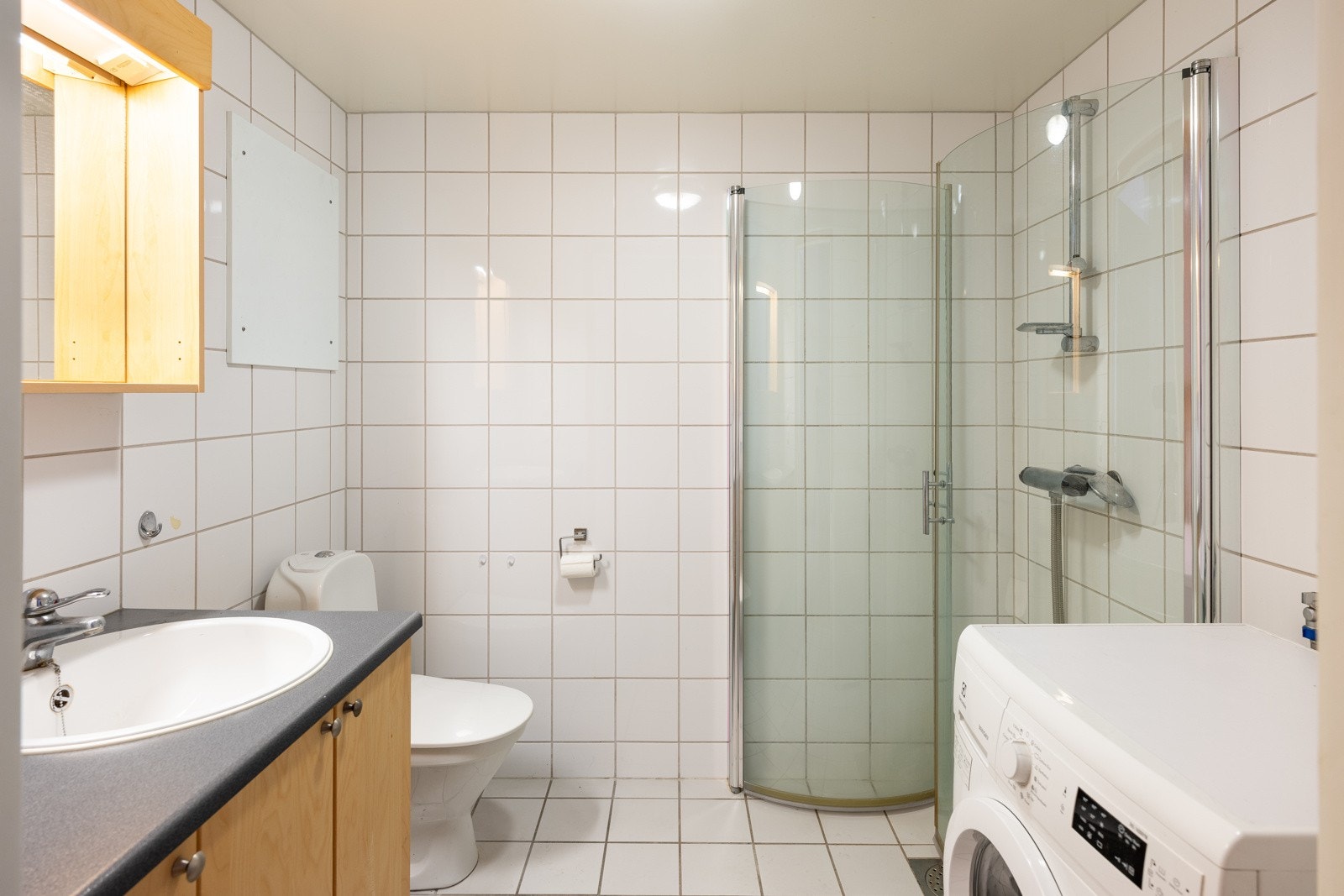 Praktisk baderom på 4 kvm med varmekabler i gulv. Ingen tegn til fukt ihht. takstrapport. Galleribilde