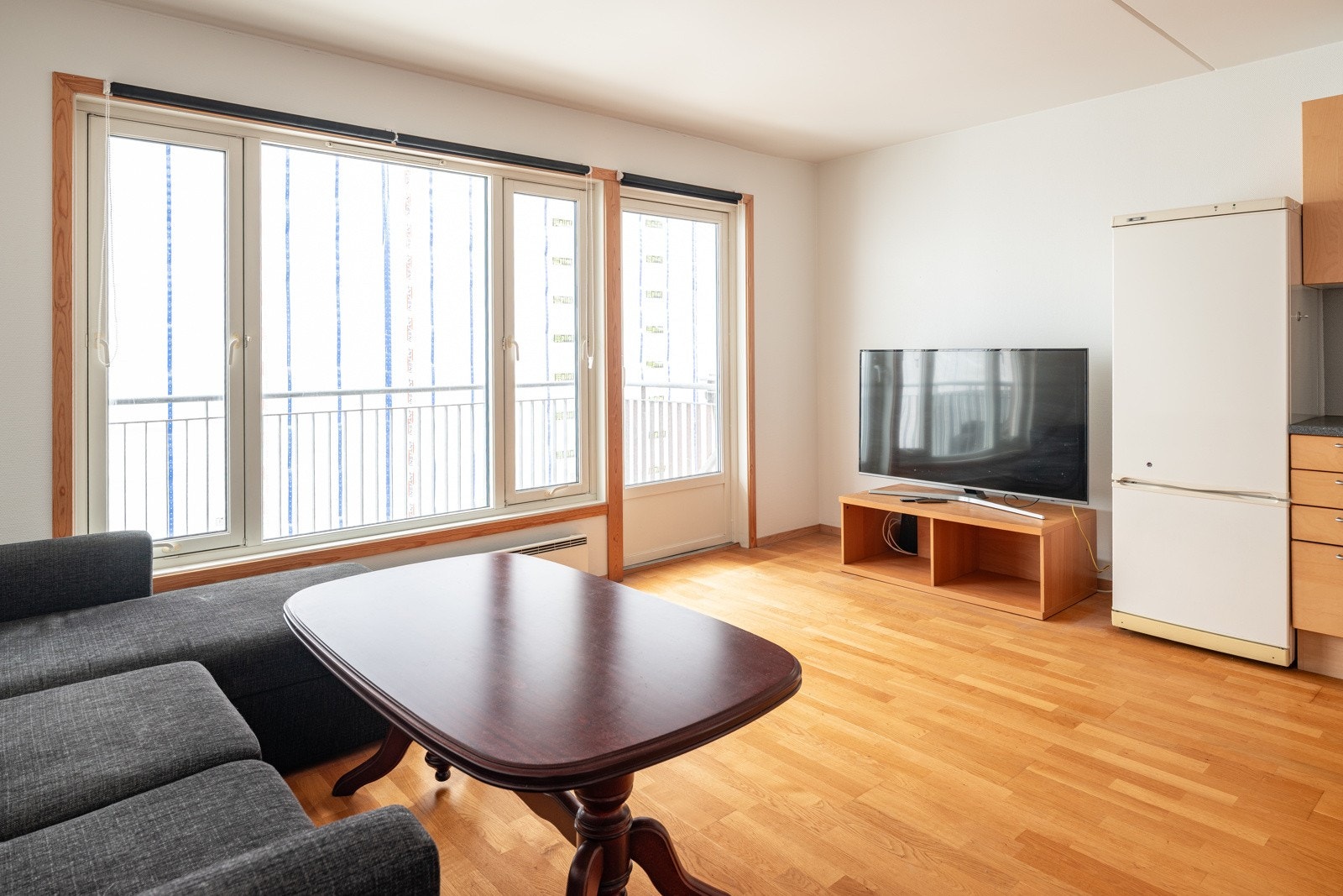 Stuen sammen med kjøkken strekker seg over 23,5 kvm. Galleribilde