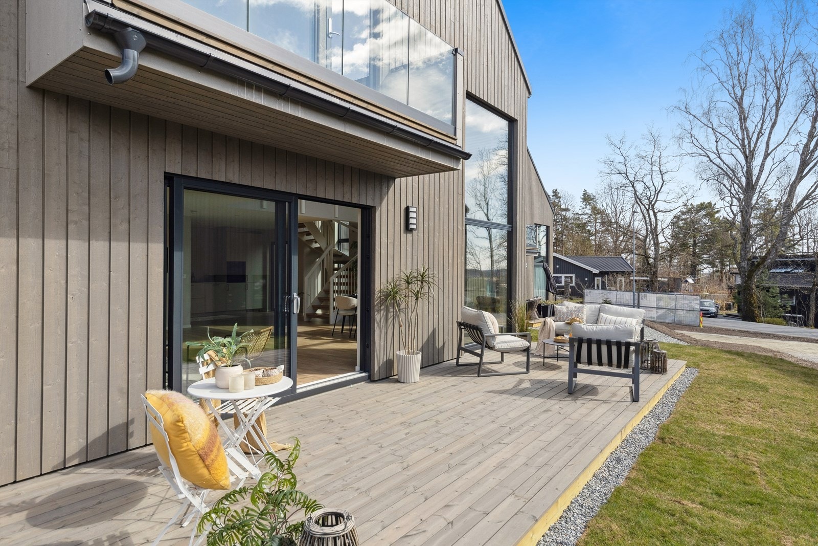 Huset har fin terrasse i front og hage som omkranaser boligen. Galleribilde