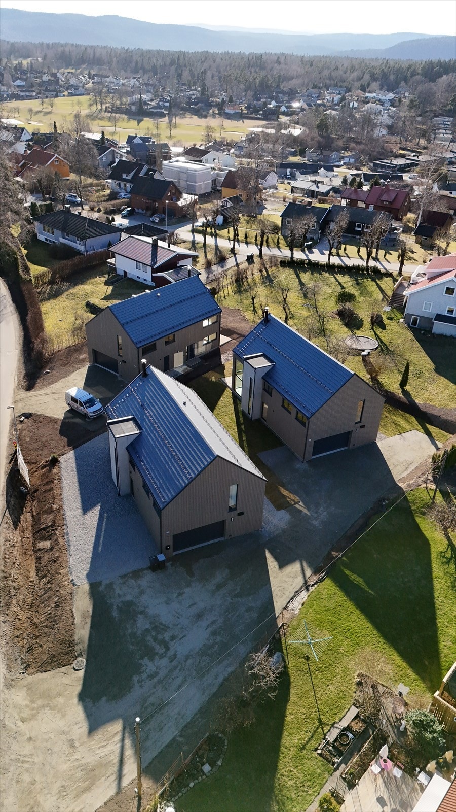 Det er ca. 4 km til Drøbak sentrum med forretninger, restauranter/kaféer, båthavn, badestrender m. m Galleribilde