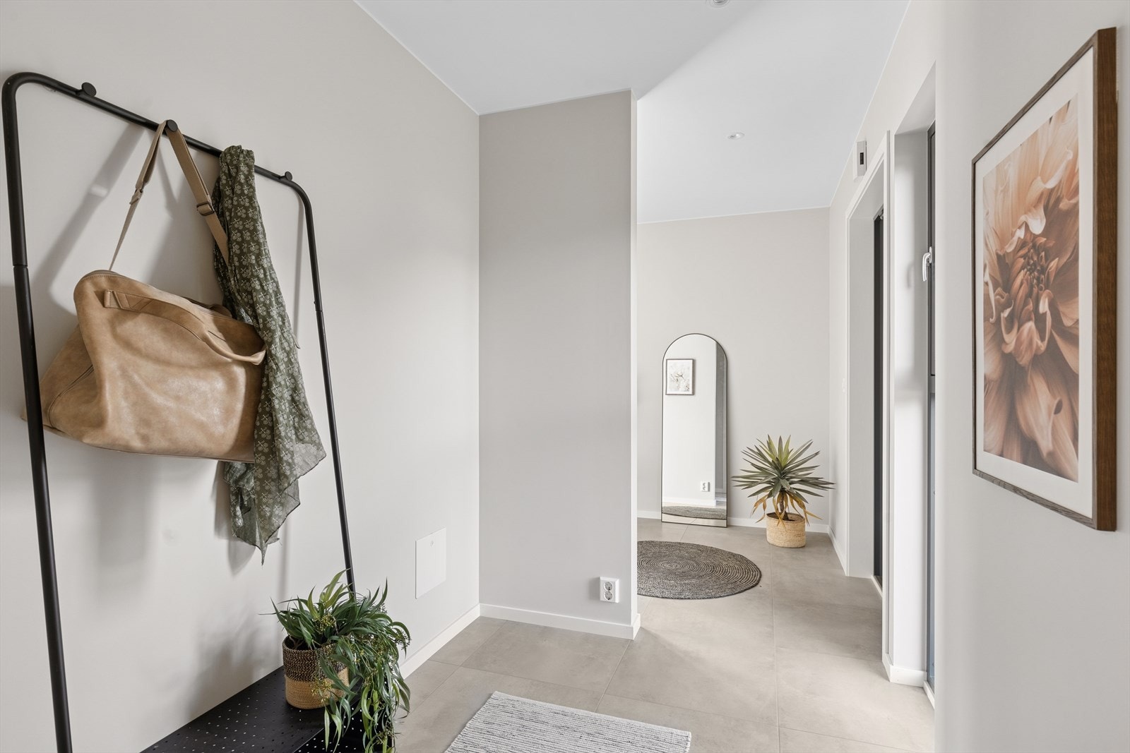 Mellomgang fra garasjen hvor det er plass til garderobeløsning. Galleribilde