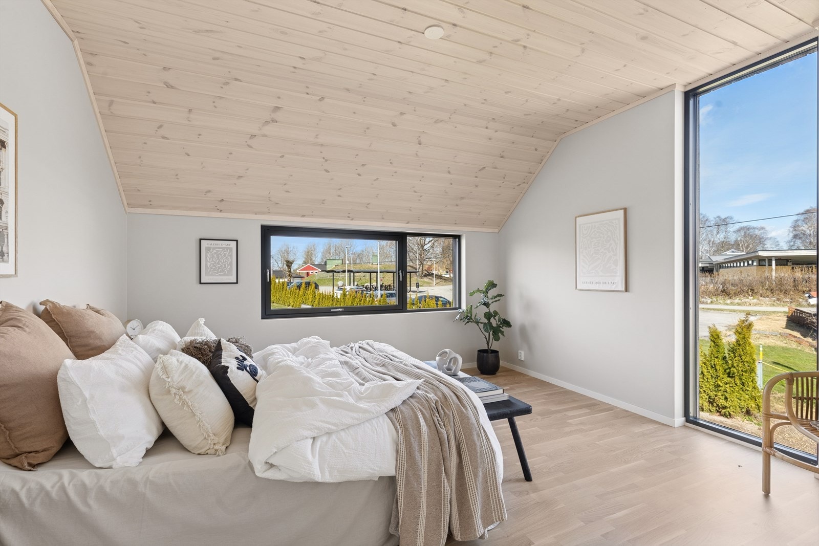 Hovedsoverommet er av god størrelse med fin takhøyde og plass for garderobeskap. Galleribilde