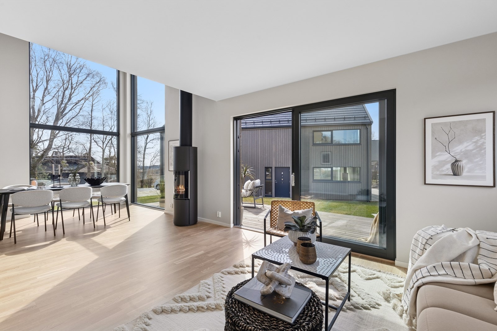 Deler av stuen har en fantastisk takhøyde som gir en god atmosfære i rommet. Galleribilde