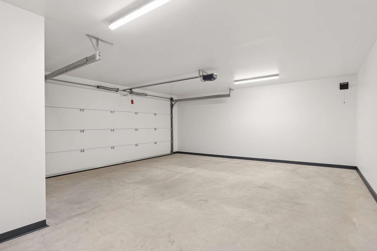 Integrert dobbel garasje med tørrskodd tilkomst til huset. Galleribilde