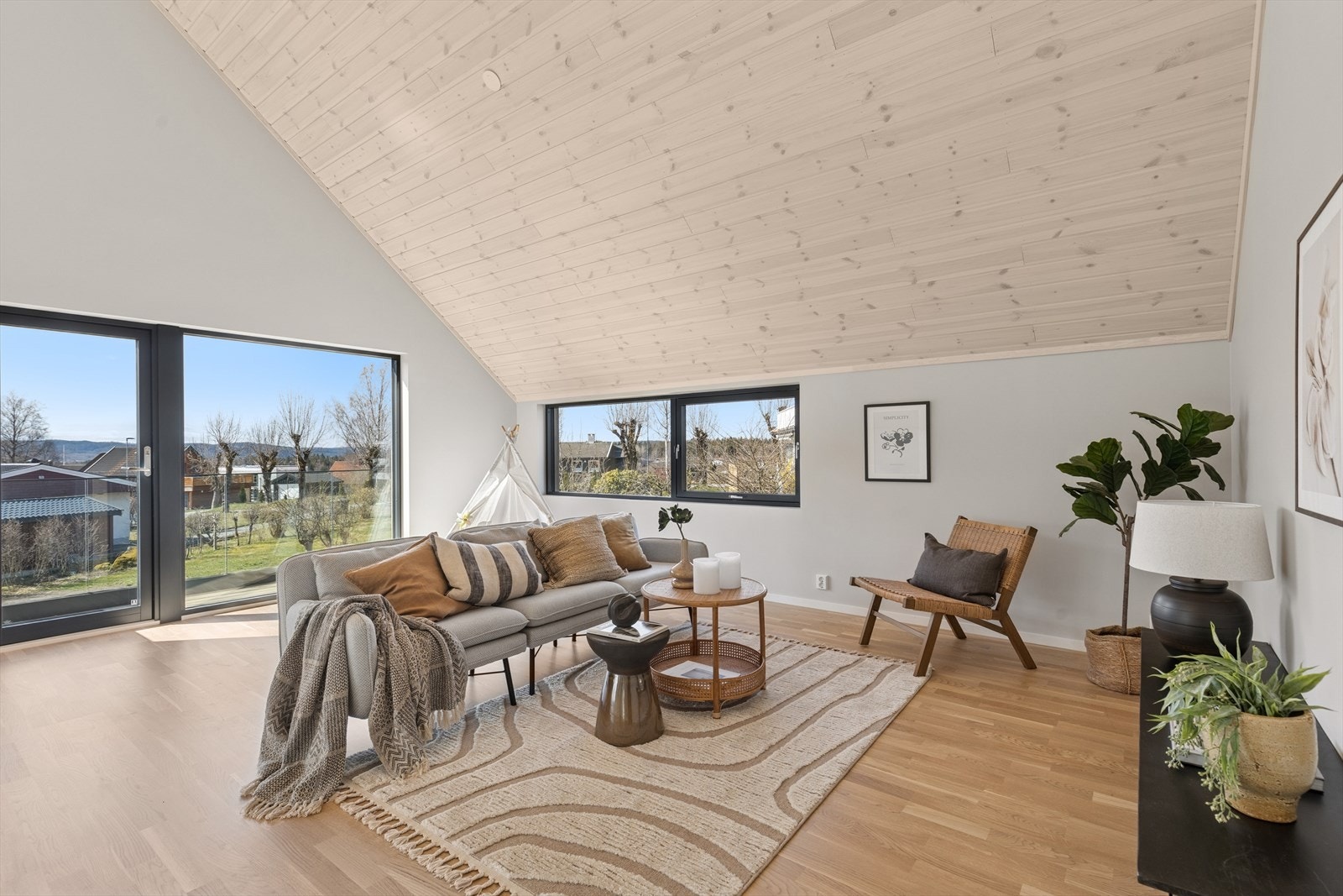 Videre opp i andre etasje er det fem soverom, en tiltalende stue og bad. Galleribilde