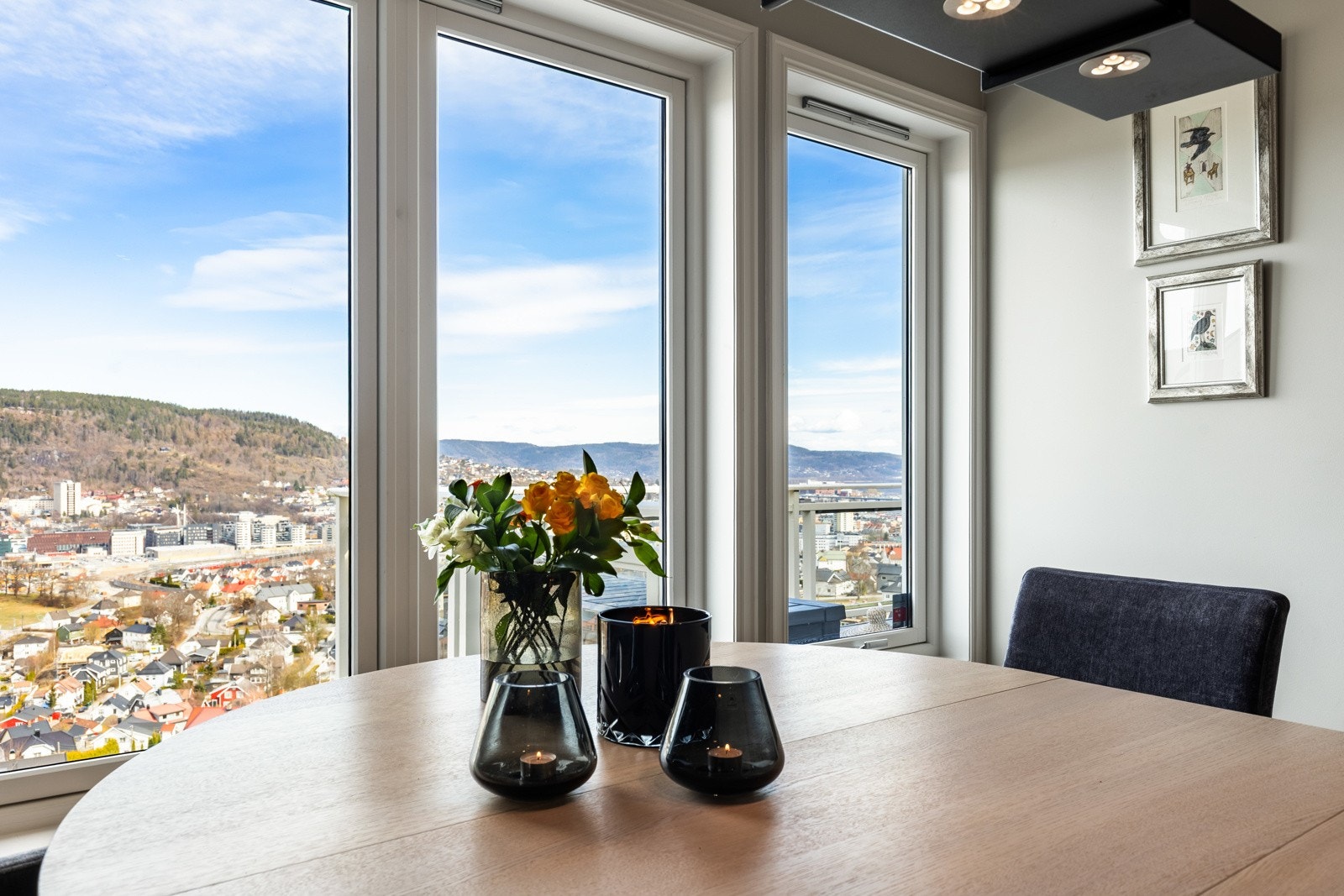 Her er det i tillegg utgang til en stor balkong der utsikten kan nytes. Galleribilde