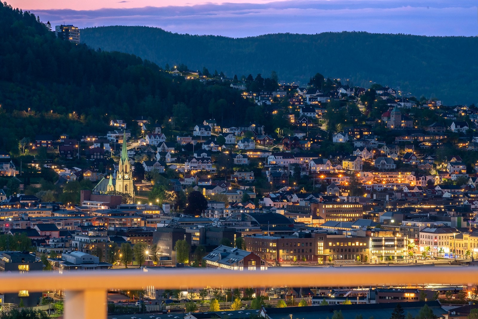 Privatmegleren ved Kristian Haltvik har gleden av å presentere denne attraktive 5-roms toppleiligheten over to plan med fantastisk utsikt beliggende i Strømsåsen. Galleribilde