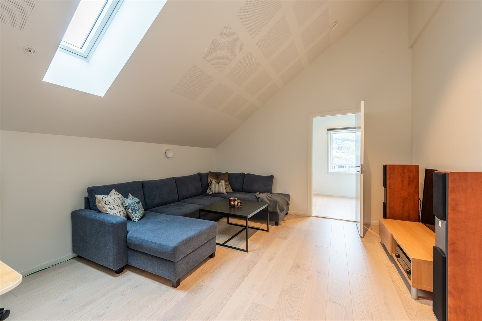 En romslig stue med flere innredningsmuligheter. Galleribilde