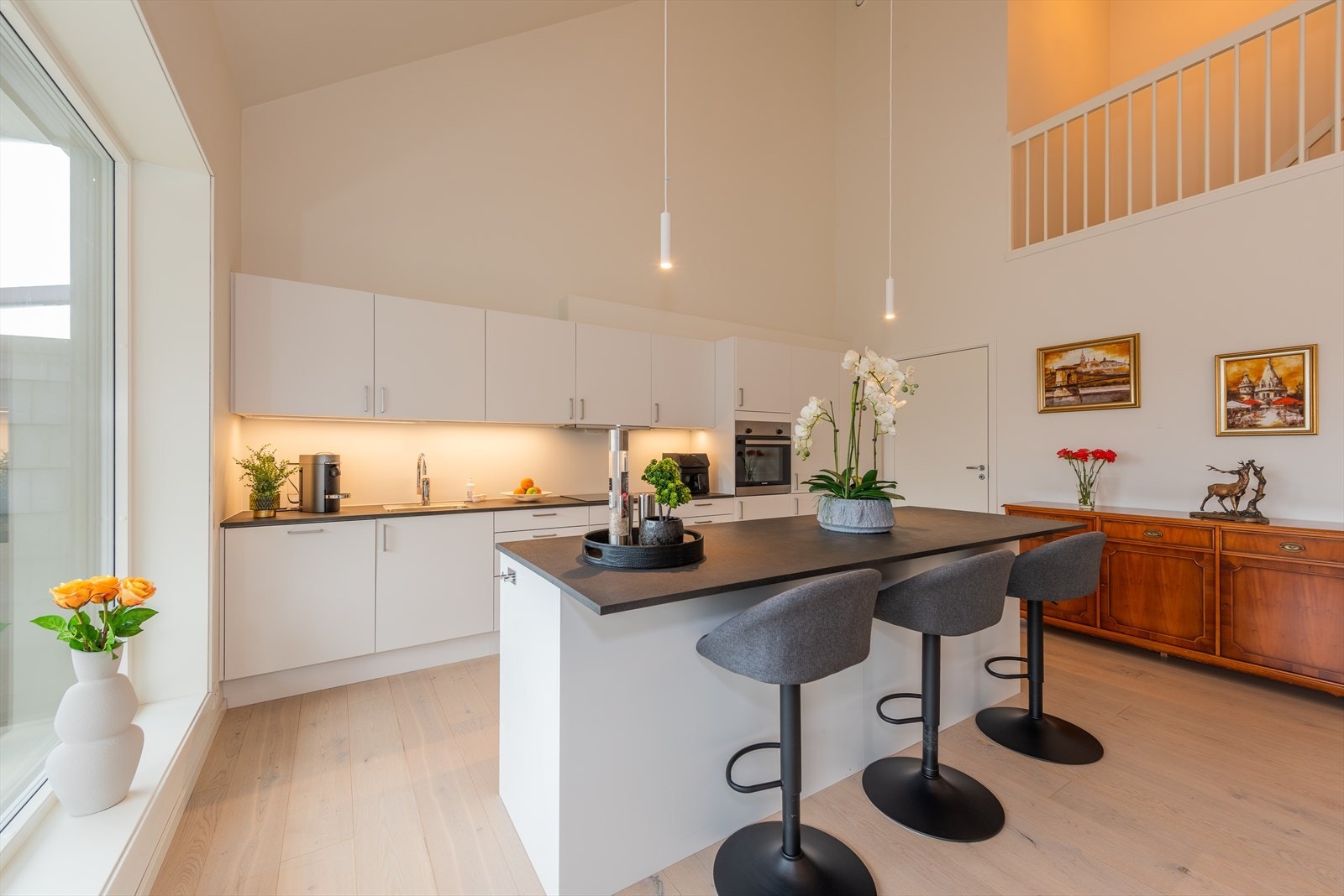 Det er siemens integrerte hvitevarer som koketopp, stekeovn, oppvaskemaskin og kjøl/fryseskap. Galleribilde