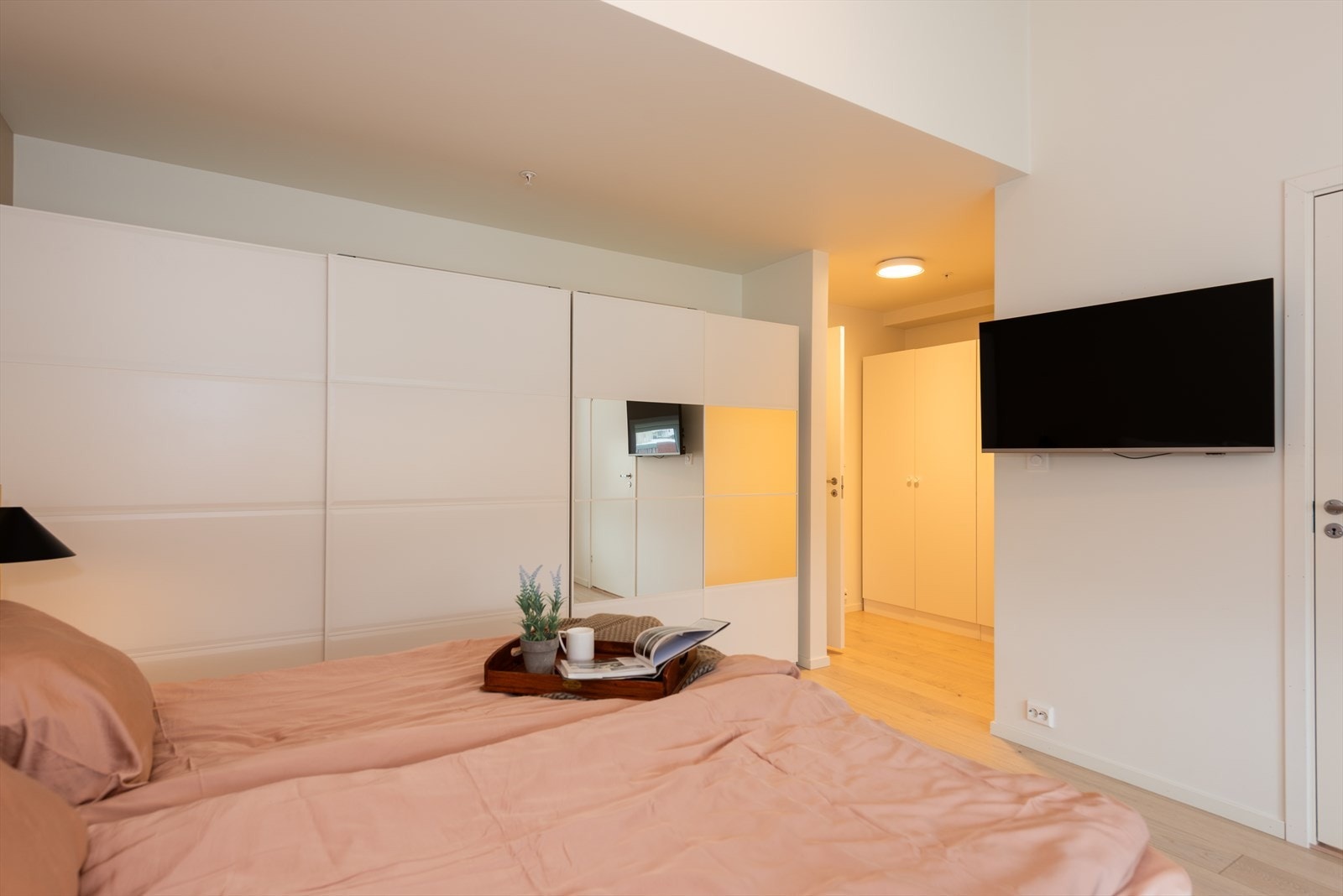 God plass til både sengen og personlige detaljer. Galleribilde