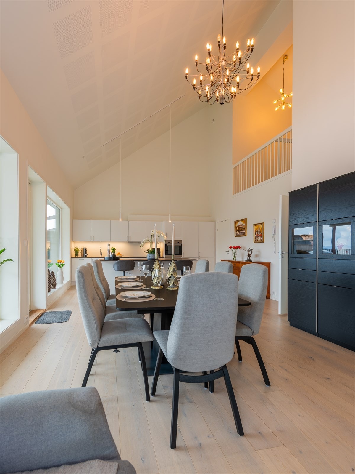 Leiligheten rommer et stort spisebord med plass til hele familien. Galleribilde