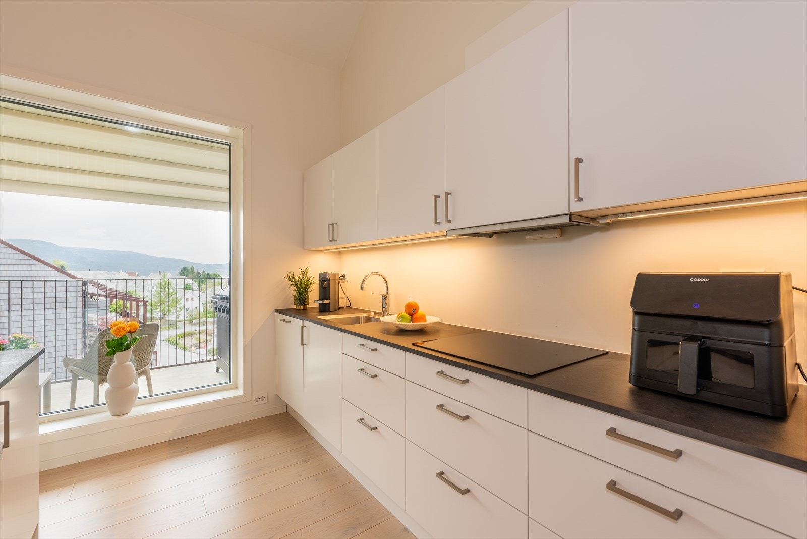 Kjøkken har god skap- og skuffplass til oppbevaring. Galleribilde