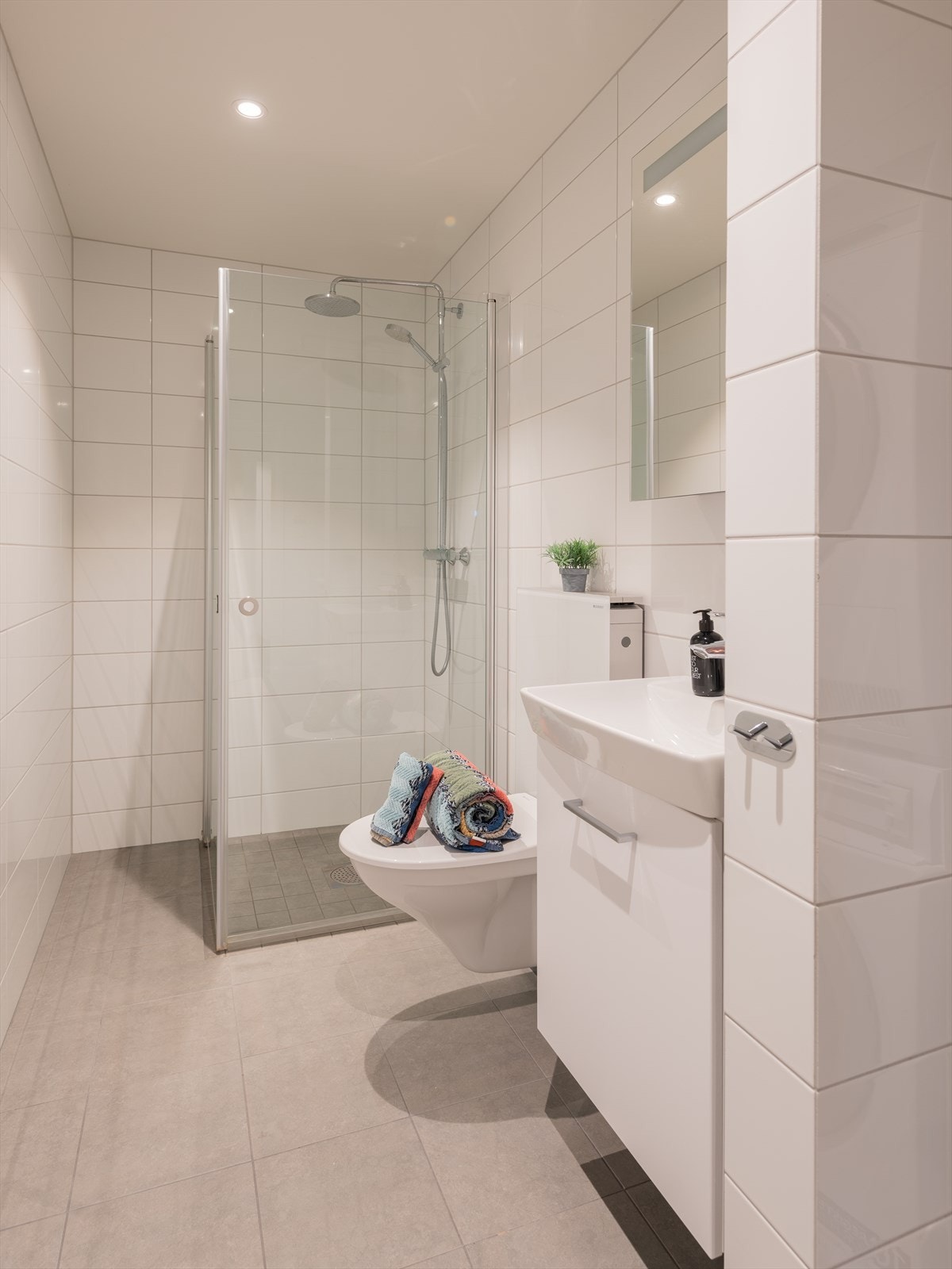 Rommet er utstyrt med vegghengt toalett, dusj og enkelt servant. Her er det opplegg til vaskemaskin. Galleribilde