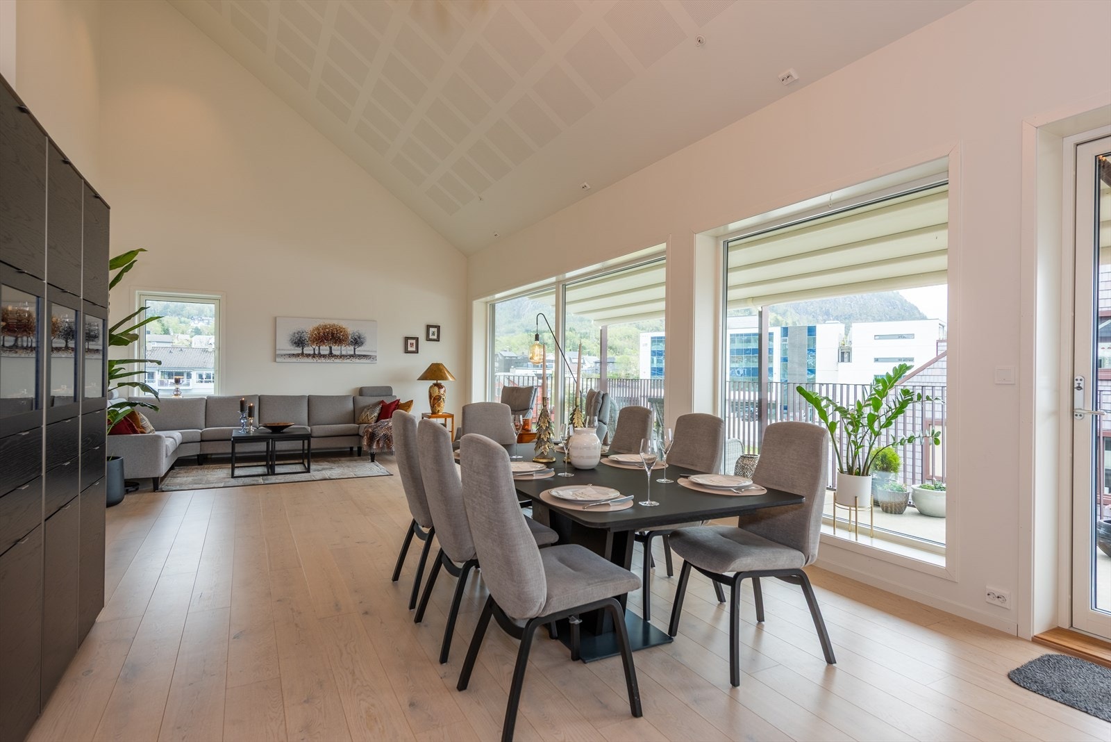 Åpen løsning mellom stuen og kjøkken. Her er det god takhøyde som gir en åpen og romslig følelse. Galleribilde