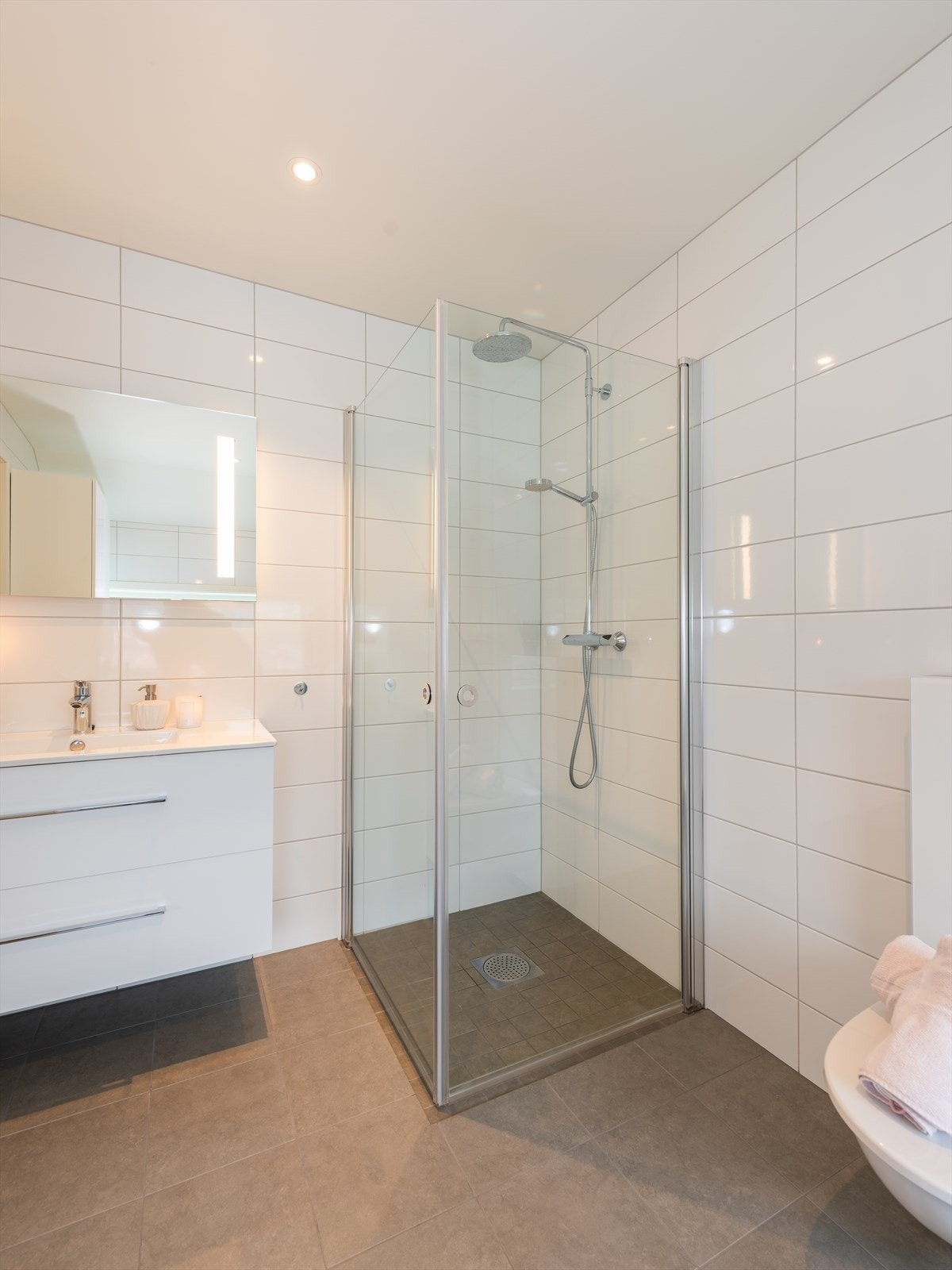 Her er det mekanisk avtrekk samt vannbåren gulvvarme. Galleribilde