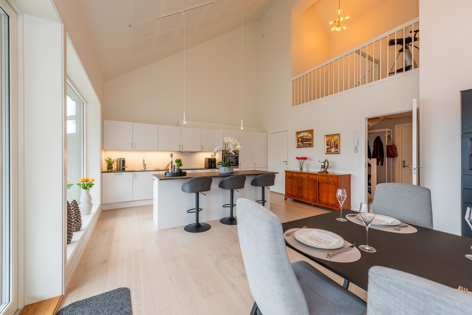 Leiligheten strekker seg over 2 plan og er på 165 m2. Galleribilde