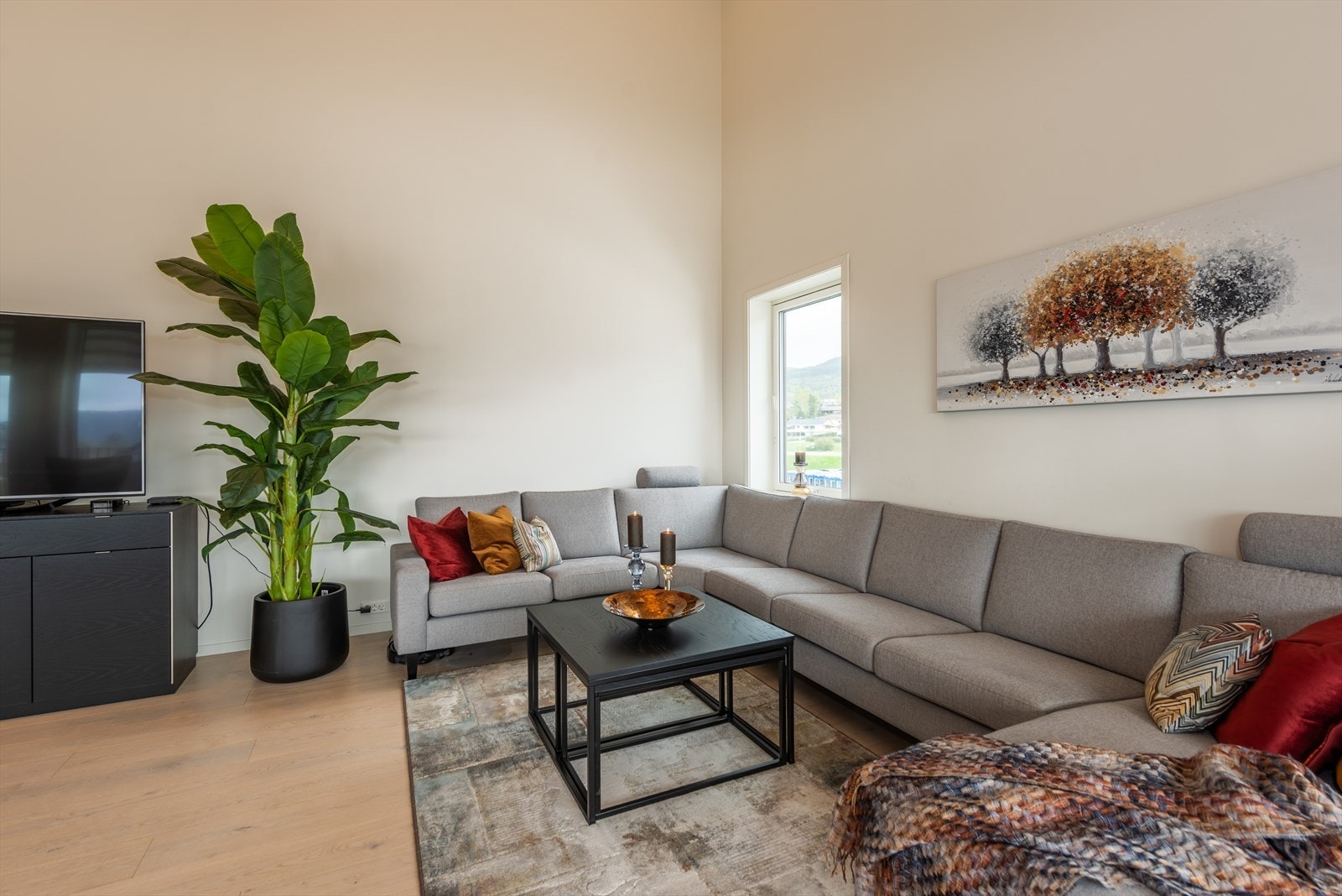 Stuen rommer en stor sittegruppe med plass til både familie og venner. Galleribilde