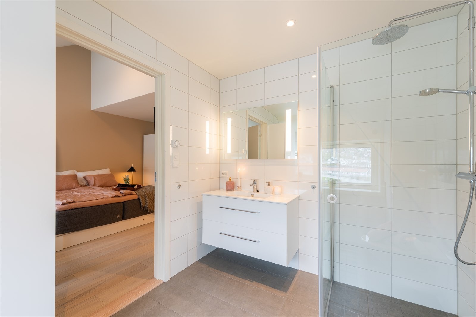 Soverommet er med eget bad! Dette gir en følelse av luksus og komfort. Galleribilde