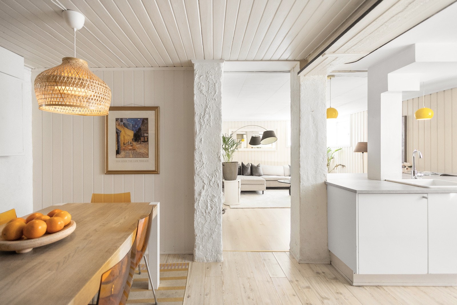 Løsninger som gjør at hele leiligheten i underetasjen er luftig og innbydende. Galleribilde