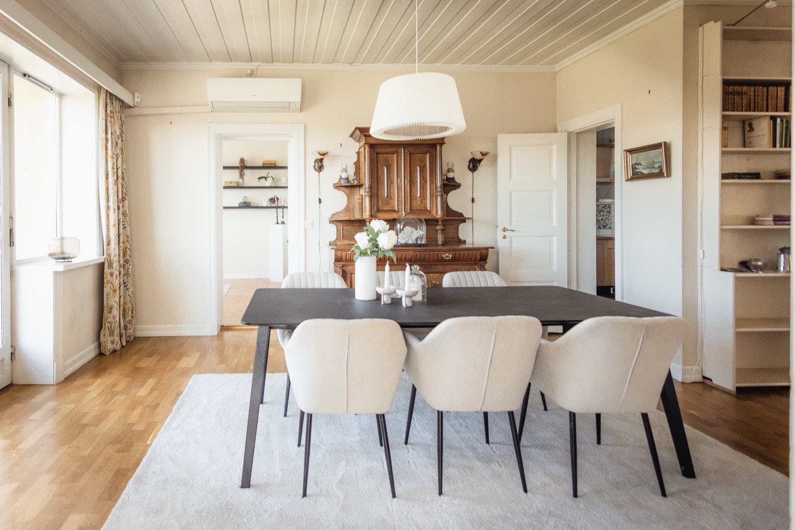 Med et uttrekkbart bord så kan man lett ha minst 12 stk til middag her. Galleribilde