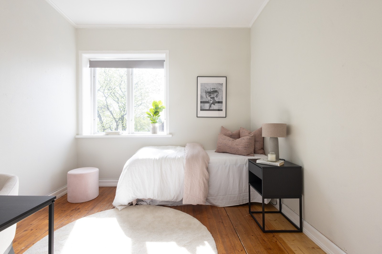 Soverom 3. Et mindre, noe enklere rom. Kan brukes som både gjesterom og kontor! Galleribilde