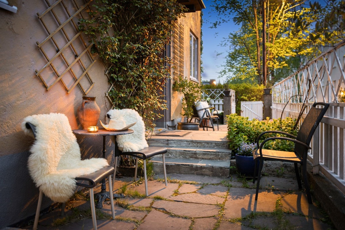 Tomten er felles men boligen har bruksrett på egen del av hagen. Galleribilde