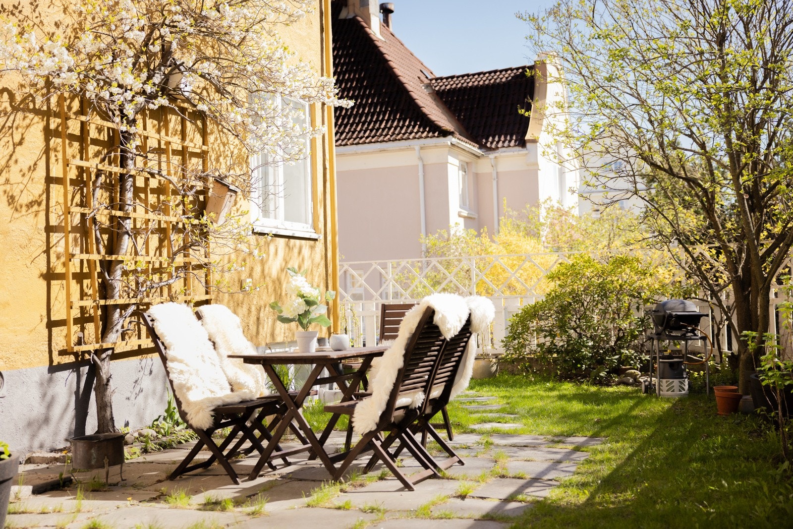 Solrik og lun uteplass med god plass til spisegruppe - perfekt for hyggelige måltider utendørs Galleribilde
