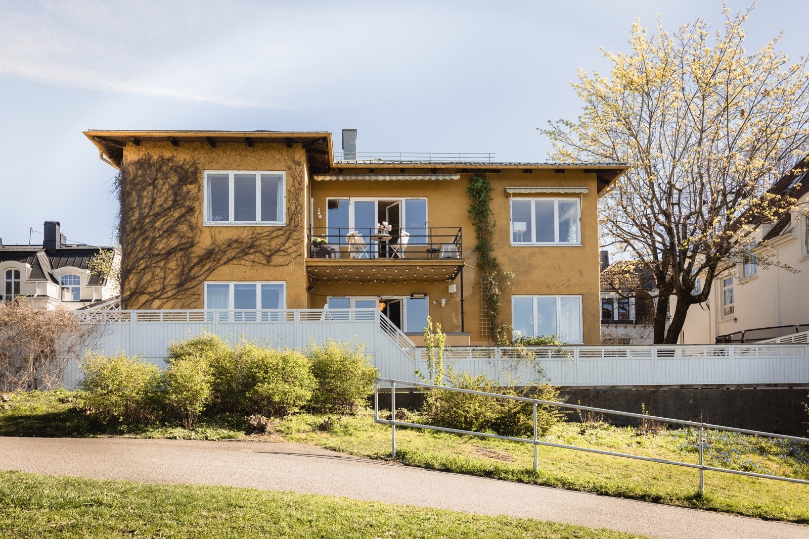 Denne boligen er virkelig en perle. Bo så elegant og tilbaketrukket samtidig som man er "midt" i byen. Galleribilde