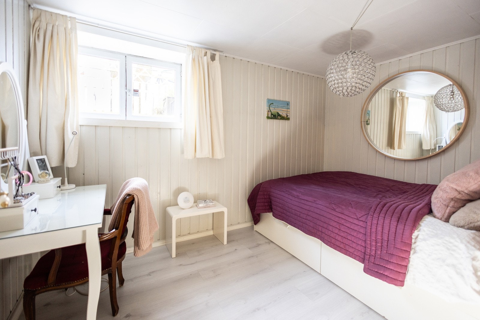 Soverom 2. Med plass til både seng, stol og kontor/sminkebord. NB! Soverommene i underetasjen er ikke godkjent for varig opphold, ref. opplysning om rammetillatelse. Galleribilde