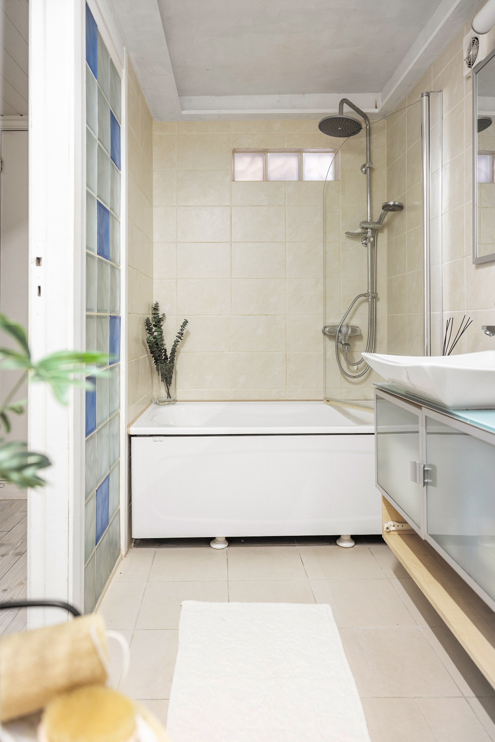 Også her finner man et flislagt bad, med badekar og nedfallsdusj. Galleribilde