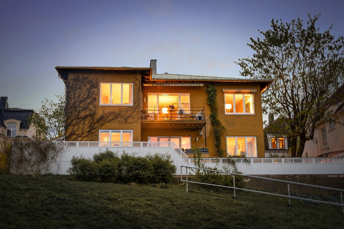 Kveldsstemningen sier sitt. Det er få boliger som kan skilte med dette blikkfanget! Galleribilde
